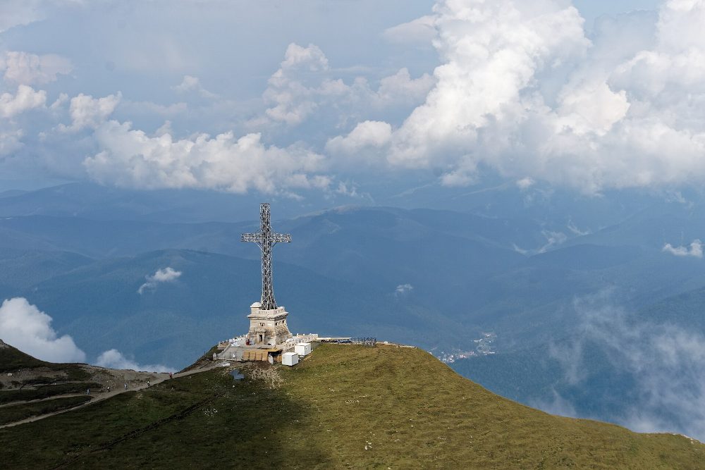 Crucea Eroilor de pe varful Caraiman, in muntii Bucegi