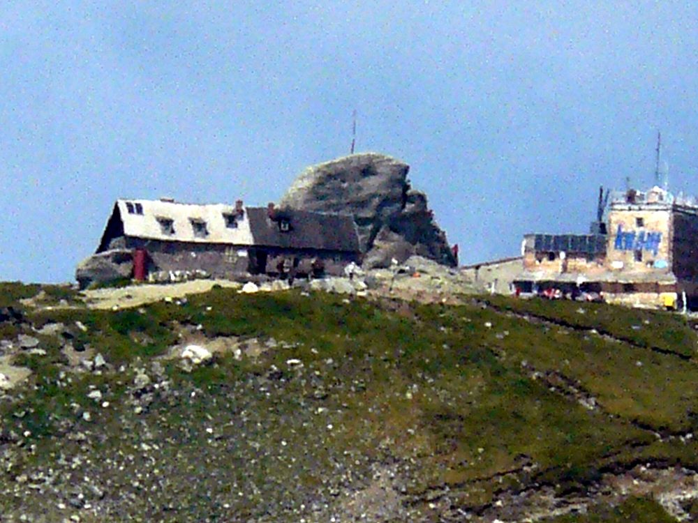 Varful Omu si cabana Omu, pe creasta Muntilor Bucegi